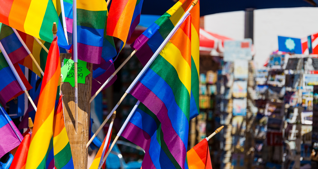 Bandeiras coloridas com a placa "bandeiras do orgulho".